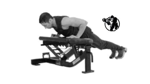 En illustration av en man som tränar push ups med en träningsbänk