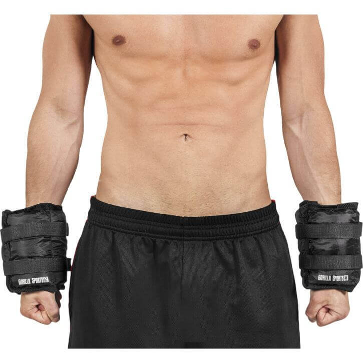 Man som tränar med fot- handledsvikter på gym