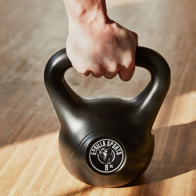 En hand som håller i en svart kettlebell
