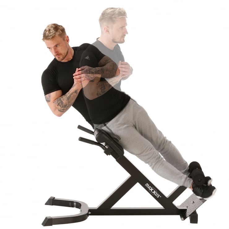 man som tränar hyperextensions med en rygglyftsbänk från maxxus